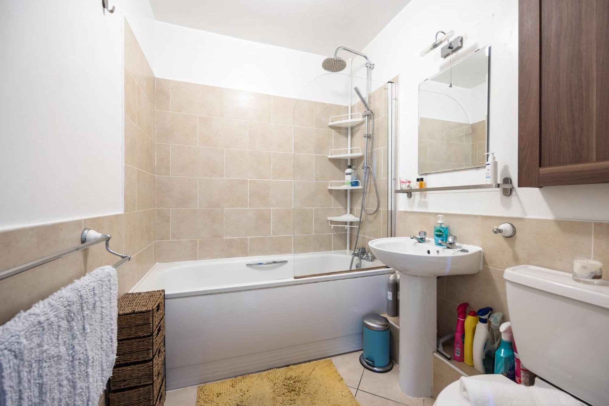 2 Bed Near Heuston Station Apartment *