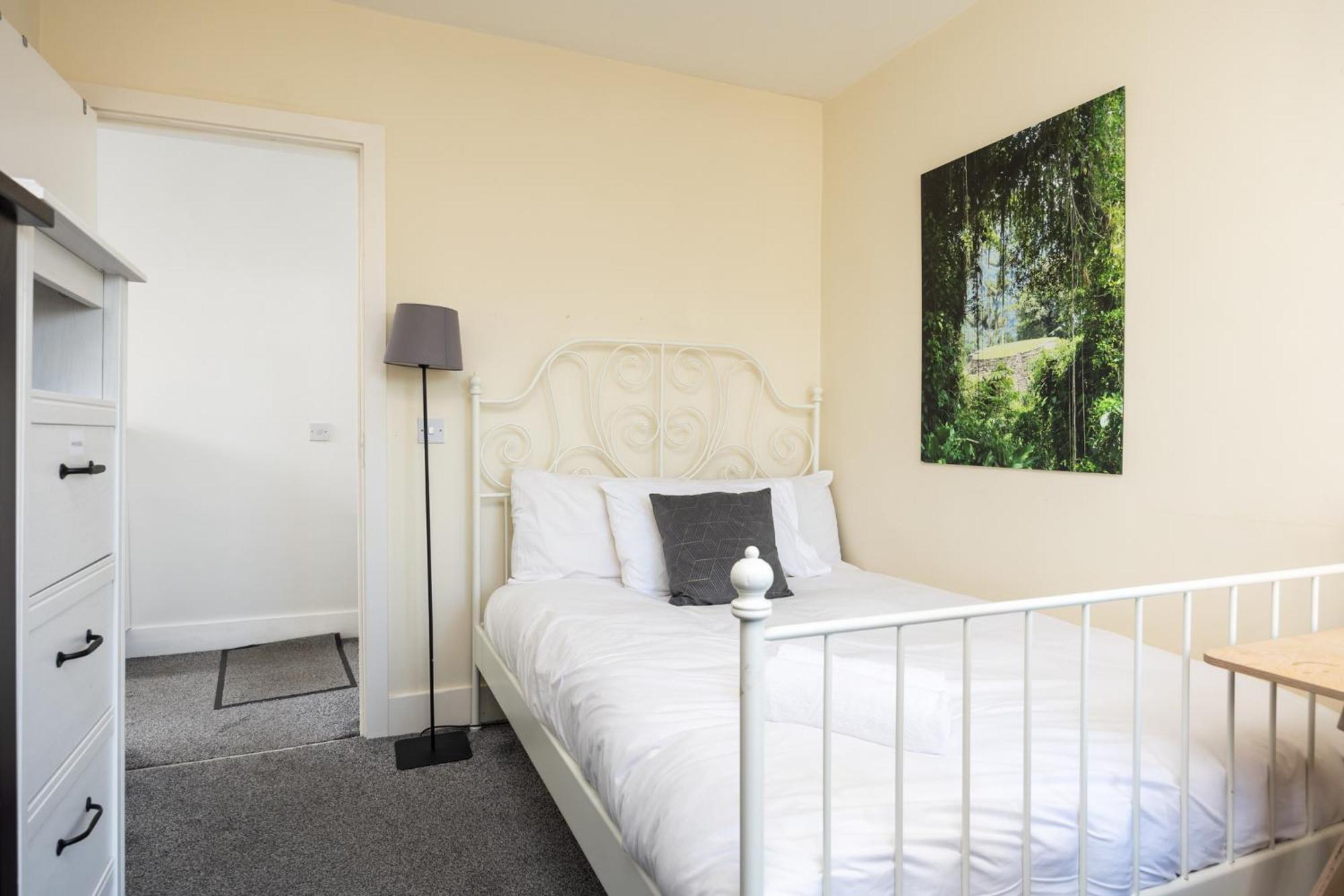 2 Bed Near Heuston Station Apartment *